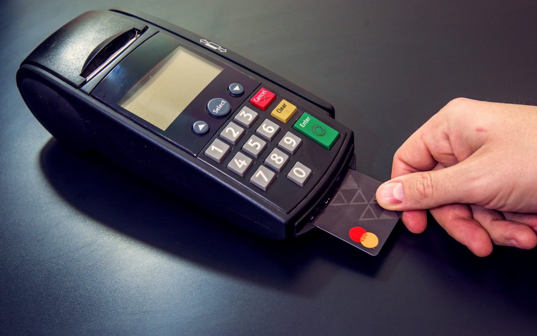 Un terminal de carte bancaire pour régler les factures de cantine